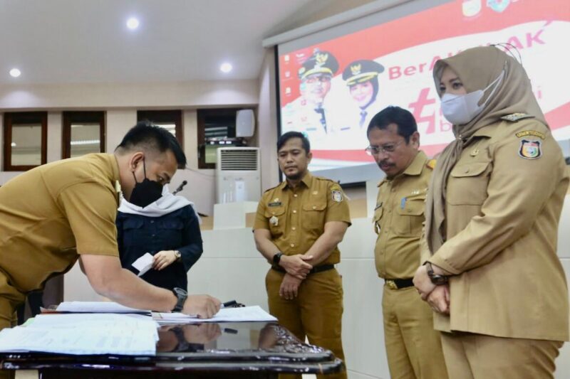 Wakil Wali Kota Makassar, Fatmawati Rusdi, Menyaksikan Penandatanganan Penanganan Lorong Wisata Bersama 15 Camat, di Ruang Sipakalebbi Kantor Balai Kota Makassar, Senin 30 Mei 2022.