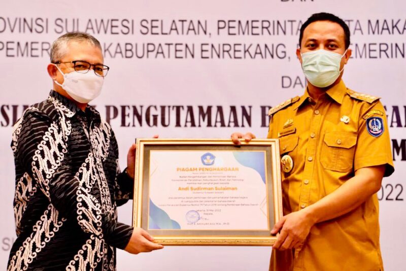 Gubernur Sulawesi Selatan, Andi Sudirman Sulaiman, Menerima Penghargaan dari Badan Pengembangan dan Pembinaan Bahasa, Kementerian Pendidikan, Kebudayaan, Riset dan Teknologi (Kemendikbud-Ristek) RI, di Hotel Four Point by Sheraton, Kota Makassar, Selasa 31 Mei 2022.
