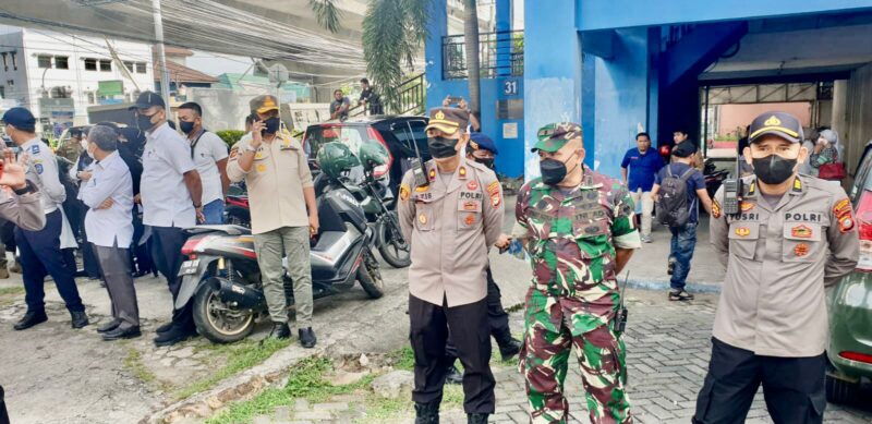 Jajaran kepolisian dan TNI ikut mengawal penertiban aset di gedung PWI Sulsel yang dilakukan oleh Satpol PP Sulsel, Rabu (25/5) lalu.