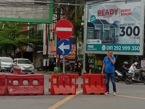 Dinas Perhubungan (Dishub) Kota Makassar, Merespon Cepat Laporan Warga, Terkait Banyaknya Pengendara yang Menerobos dari Jalan Landak Lama Menuju Jalan Andi Djemma, dengan Melakukan Pemasangan Rambu di Sekitar Jalan Tersebut, Jum'at 27 Mei 2022.