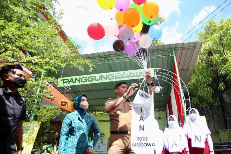 Bupati Gowa Adnan Purichta Ichsan Bersama dengan Ketua TP PKK Kabupaten Gowa Priska Paramita Adnan, Saat Menghadiri Bulan Imunisasi Anak Nasional (BIAN), di SDN Bontokamase, Senin 23 Mei 2022.