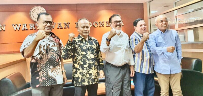 Foto bersama dengan Ketua Umum PWI  Pusat  Atas S Depari dan Ketua Dewan Kehrmatan PWI Pusat Ilham Bintang diacara Halal Bihalal PWI Pusat, Kamis, 02 Mei 2022