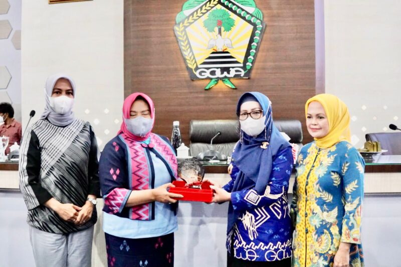 Sekretaris Daerah (Sekda) Kabupaten Gowa, Kamsina, Menerima Kunjungan Studi Kaji Banding Inovasi Pemerintah Kota (Pemkot) Bau-Bau, di Baruga Karaeng Patingalloang, Kantor Bupati Gowa, Jum'at 3 Juni 2022.