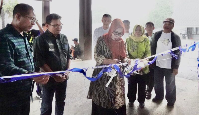 Sekretaris Daerah (Sekda) Kabupaten Gowa, Kamsina, Melakukan Pengguntingan Pita Sebagai Tanda Pembukaan Pameran Produk UMKM dan Produk Hasil Karya Seni, Dalam Rangkaian Festival Balla Lompoa, Sabtu 4 Juni 2022.