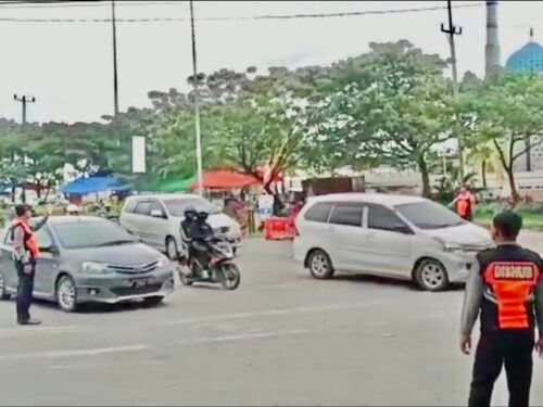 Petugas Dinas Perhubungan (Dishub) Kota Makassar Bidang Lalu Lintas, Melakukan Giat Pengaturan Lalu Lintas, di Depan Rumah Jabatan (Rujab) Wali Kota Makassar, Jalan Penghibur, Sabtu 4 Juni 2022.