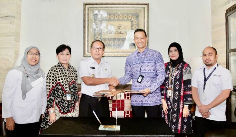 Wali Kota Makassar, Ir. Moh. Ramdhan Pomanto, Menandatangani Memorandum of Understanding (MoU) dengan PT. Garuda Indonesia, di Kediaman Pribadinya, Jalan Amirullah, Kota Makassar, Rabu 8 Juni 2022.
