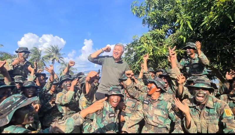 Peserta Diklat TNI Angkatan Laut membopong Bupati Pinrang Irwan Hamid