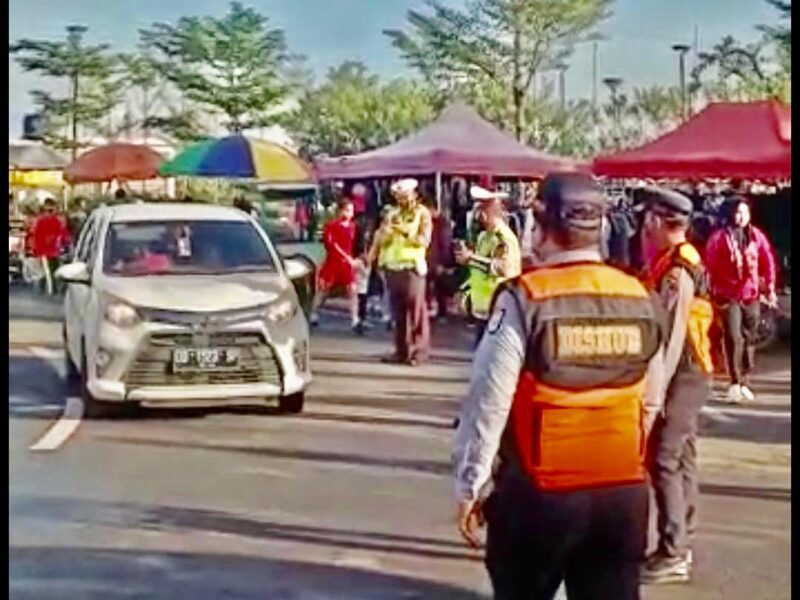 Petugas Reaksi Cepat (PRC) Dinas Perhubungan (Dishub) Kota Makassar, Melakukan Pengaturan Arus Lalu Lintas, di Care Free Day (CFD) Bundaran Centre Point of Indonesia (CPI), Jalan Metro Tanjung Bunga, Kota Makassar, Minggu 12 Juni 2022.