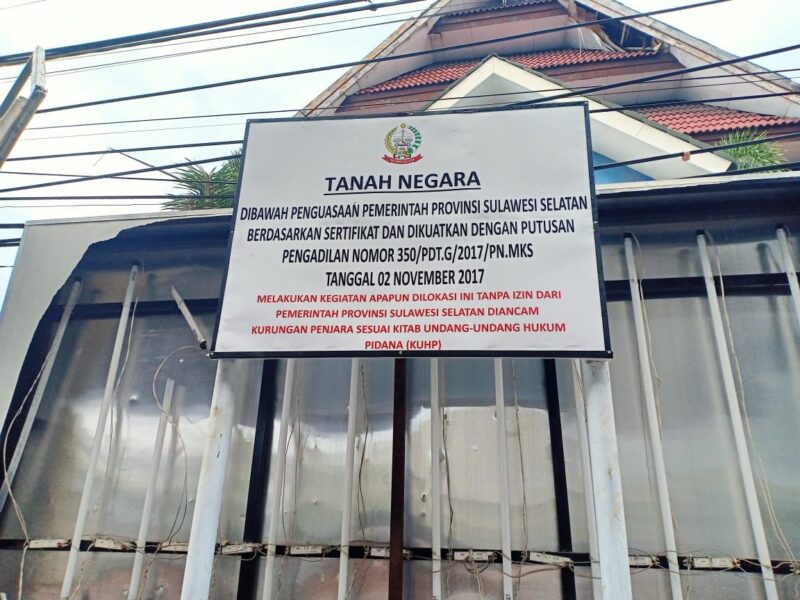 Salah satu bentuk penertiban lahan dan Gedung PWI Sulawesi Selatan  yang dilakukan sepihak oleh Satuan Polisi Pamong Praja Sulsel dengan membuat papan bicara di depan Gedung PWI Sulsel