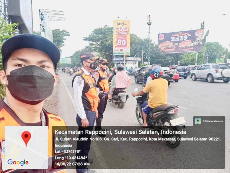 Petugas Reaksi Cepat (PRC) Dinas Perhubungan (Dishub) Kota Makassar, Melakukan Pengaturan Arus Lalu Lintas di Beberapa Titik di Kota Makassar, Selasa 14 Juni 2022.
