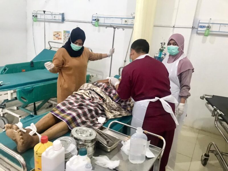 Korban laka kantas di Kecamatan Pitumpanua dibawah ke RSU Siwa Selasa 14 Juni 2022