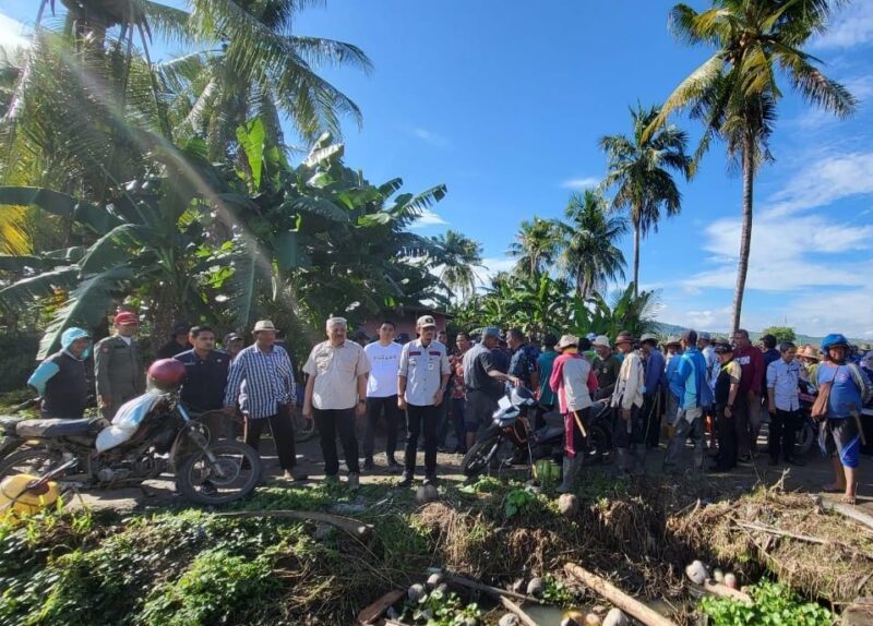 Bupati Pinrang didampingi  Kepala Tanaman Pangan dan Hortikultura A.Tjalo Kerrang mengikuti Gerdal bersama kelompok tani Mattiro Bulu.