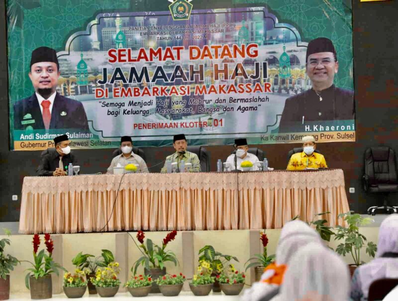 Sekretaris Daerah Kota Makassar, Muh. Ansar, Melepas Rombongan Jamaah Haji Kloter 1 Embarkasi, di Asrama Haji Sudiang, Kamis 16 Juni 2022.