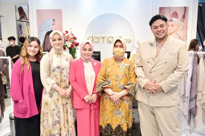 Ketua TP PKK Kota Makassar, Indira Jusuf Ismail, Membuka Secara Resmi Oleh Terbaru Donna Prive, di Trans Studio Mall, Kota Makassar, Minggu 19 Juni 2022.