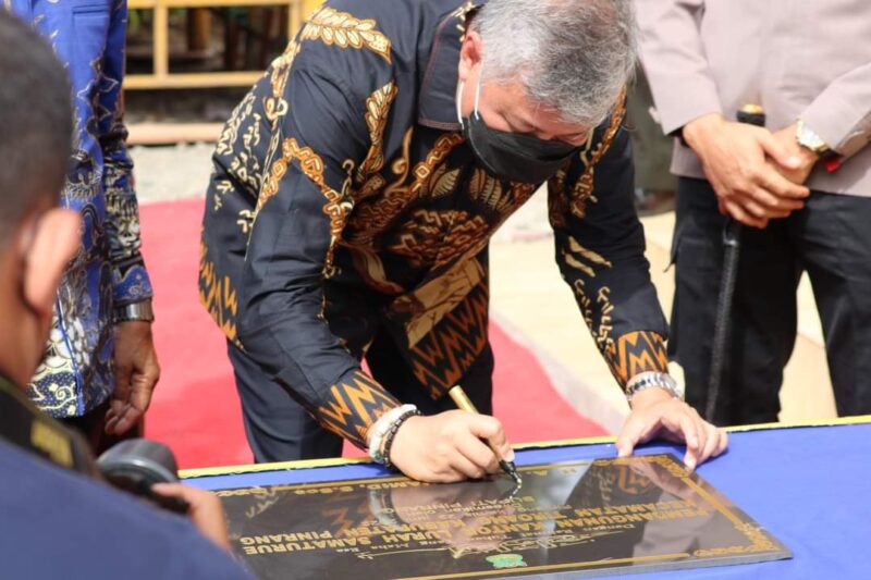 Bupati Pinrang Tanda tangani prasasti peresmian kantor Lurah Samaturue kec. Tiroang