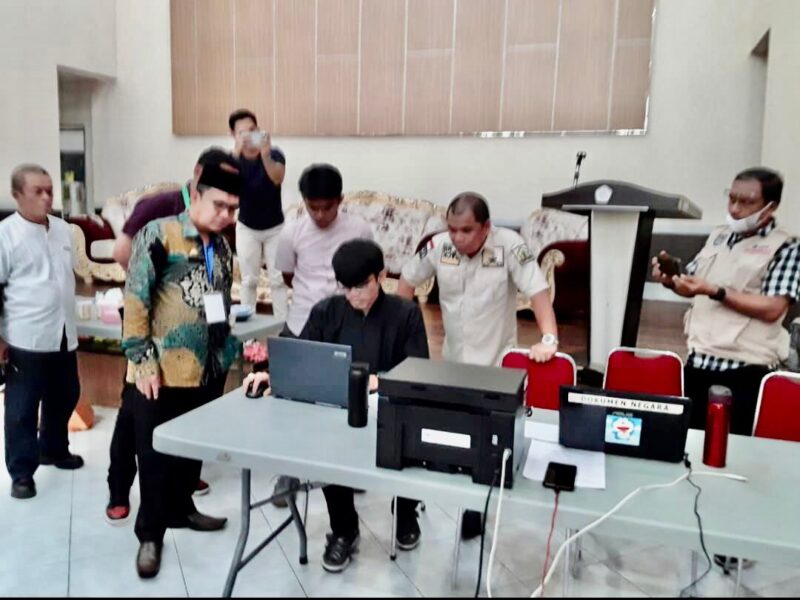Anggota DPRD Provinsi Sulsel, Rahman Pina, Mengunjungi Dinas Pendidikan Provinsi Sulsel dan Mendesak Pihak Penyedia Aplikasi PPDB dari PT. Lintas Artha Untuk Bertanggung Jawab, Jum'at 24 Juni 2022.