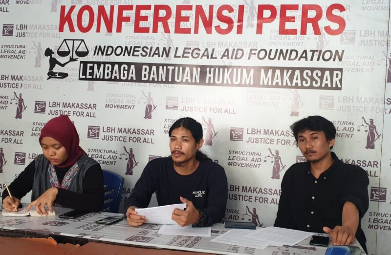 Konferensi Pers dari Koalisi Advokasi Tambang Sulsel terkait dengan dugaan pencemaran yang dilakukan oleh PT CLM. Ketua Koalisi advokasi, Muhammad Taufik Parende (tengah) yang didampingi Koordinator Hukum KATA, Ady Anugrah Pratama (kanan).