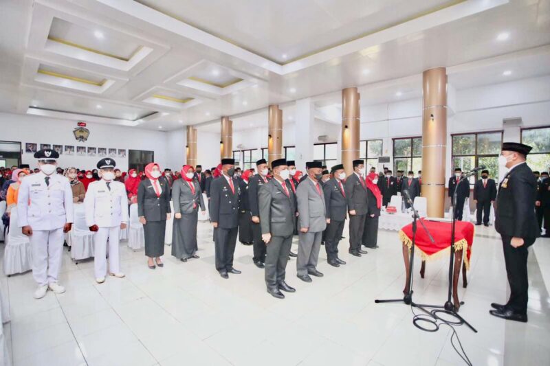 Bupati Gowa, Adnan Purichta Ichsan, Melantik dan Mengambil Sumpah Jabatan, Pejabat Pimpinan Tinggi Pratama, Pejabat Administrator serta Pejabat Pengawas Lingkup Pemkab Gowa, di Baruga Karaeng Galesong, Kantor Bupati Gowa, Kamis 30 Juni 2022.