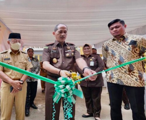 Bupati Gowa, Adnan Purichta Ichsan, Melakukan Peresmian Rumah Dinas Pegawai Kejaksaan Negeri (Kejari) Gowa, di Jalan Dr. Wahidin Sudiro Husodo II Bontokamase,