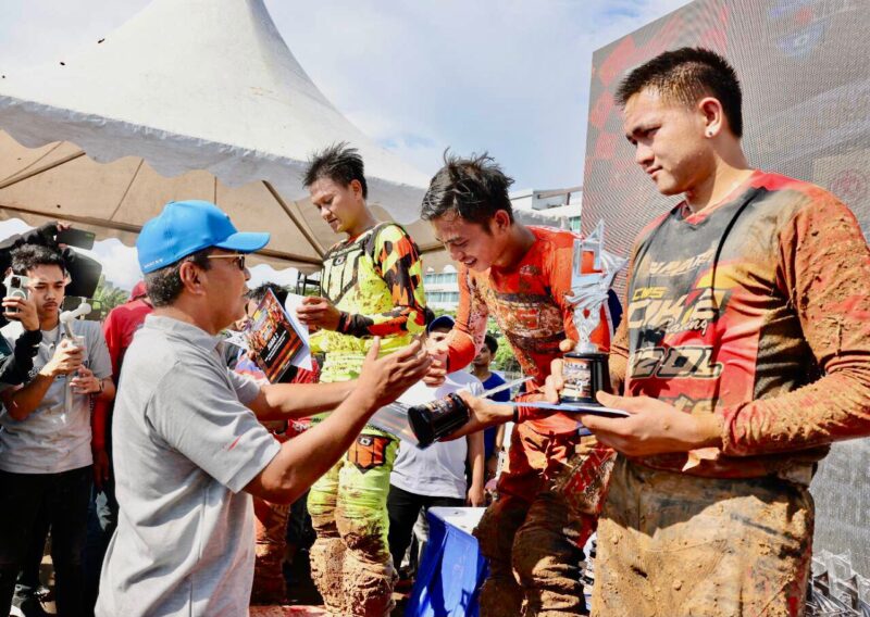 Wali Kota Makassar, Ir. Moh. Ramdhan Pomanto, Menyerahkan Piala dan Hadiah Kepada Pemenang Makassar Motocross Championship 2022, yang dilaksanakan di Metro Tanjung Bunga, Kota Makassar, Minggu 5 Juni 2022.