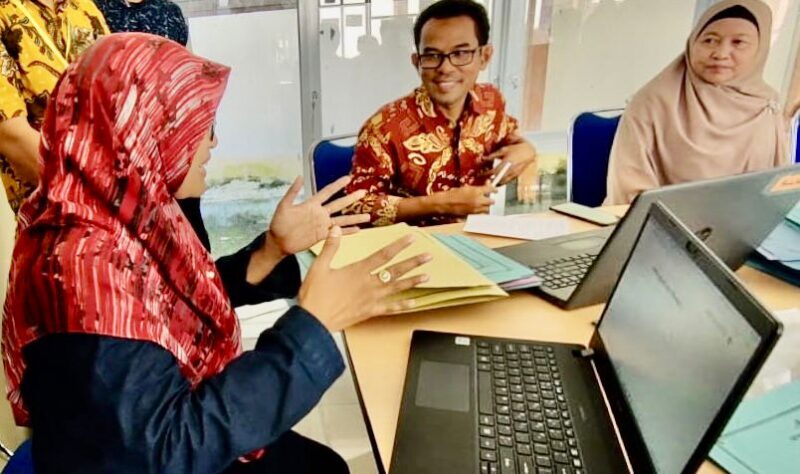 Kepala Dinas Pendidikan Provinsi Sulsel, Dr. Setiawan Aswad, M.Dev, Plg, Memantau Pelaksanaan PPDB di SMKN 1 Bone, di Jalan Lapawawoi Kr. Sigeri, Kabupaten Bone, Sabtu 25 Juni 2022.
