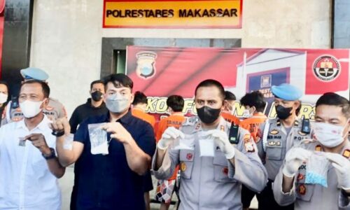 Wakapolrestabes AKBP Budi Susanto, S.I.K, didampingi Kasat Narkoba Kompol Doli M. Tanjung Bersama dengan Kasi Humas Polrestabes Makassar AKP Lando, Menggelar Press Release Pengungkapan Kasus Narkotika Jenis Sabu dan Kasus Ekstasi Jenis Punisher, di Mapolrestabes Makassar, Jalan Ahmad Yani, Rabu 8 Juni 2022.