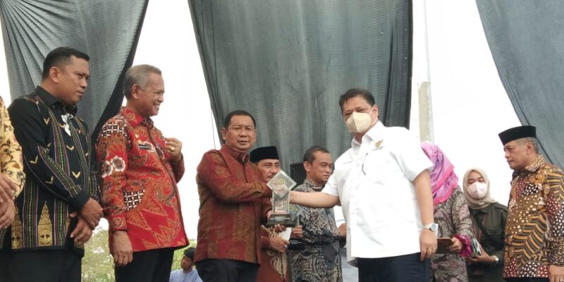Kadis Koperasi dan UKM Pinrang mewakili Bupati Pinrang menerima penghargaan sebagai Tokoh Penggerak koperasi Madya dari Menko Bidang Perekonomian Airlangga Hartarto