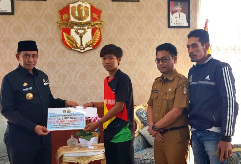 Bupati Wajo H. Amran Mahmud menyerahkan bonus berupa uang tunai kepada masing-masing atlet bulutangkis yang berhasil mengukir prestasi di Piala Gubernur Sulsel 2022, serta 1 di Piala Gubernur Kalimantan Selatan, di di ruang kerjanya, Selasa 19/07/22.