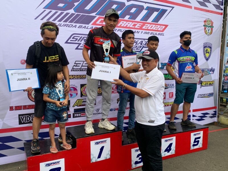 Bupati Wajo H. Amran Mahmud menyerahkan hadiah kepada pemenang  Bupati Cup Road Race 2022. 