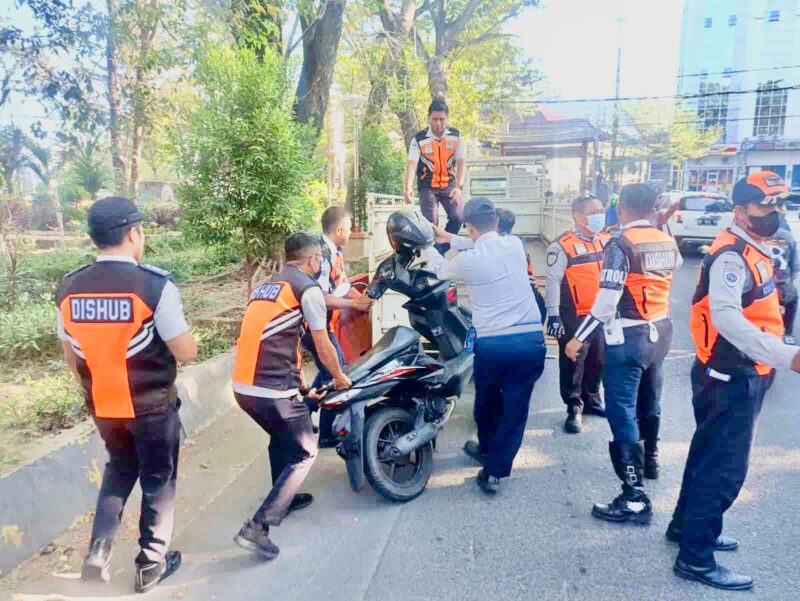 Petugas Dinas Perhubungan (Dishub) Kota Makassar, Melakukan Penertiban Kendaraan, Selasa 26 Juli 2022.