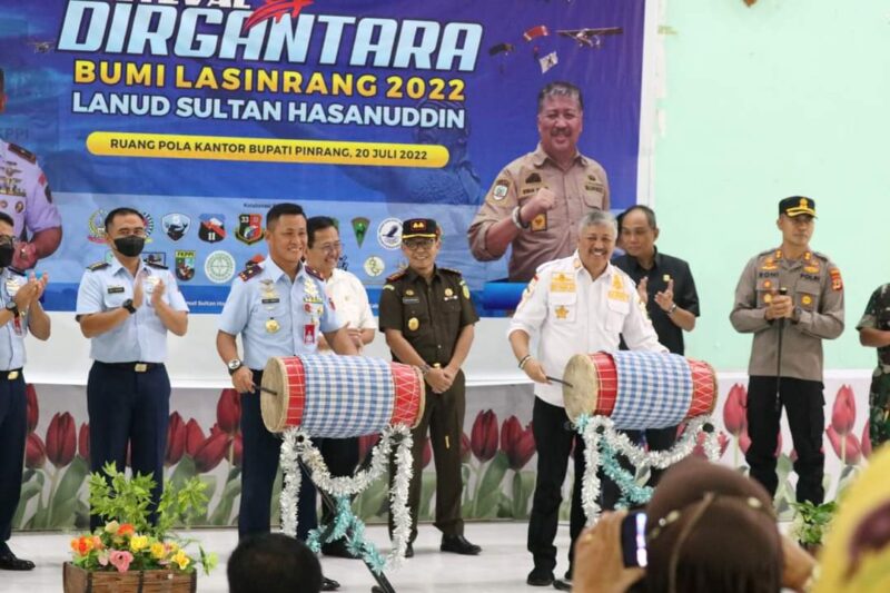 Bupati Pinrang didampingi Danlanud Hasanuddin membuka Festival Dirgantara Bumi Lasinrang