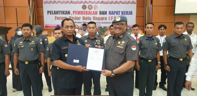 Pemyerahan SK kepada Ketua Bakorwil FKBN Sulsel H.Bahar Ngitung oleh Kasatwas FKBN RI, Mayjen.TNI (Purn) Ady Sudaryanto.