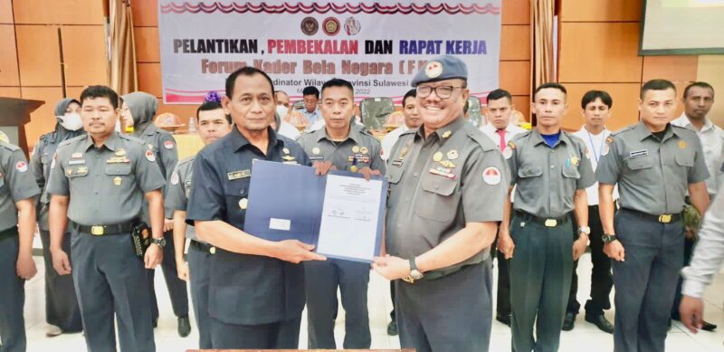 Kasatwas FKBN RI Mayjen (Purn) TNI Adi Sudaryanto memberikan SK pengurus kepada Ketua  Bakorwil Forum Bela Negara Sulsel.
