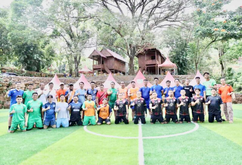 Wali Kota Makassar, Ir. Moh. Ramdhan Pomanto, Bermain Futsal Bareng dengan Anggota DPRD Kota Makassar, di Lapangan Futsal, Bukit Wisata Tokka, Kabupaten Maros, Minggu 3 Juli 2022.