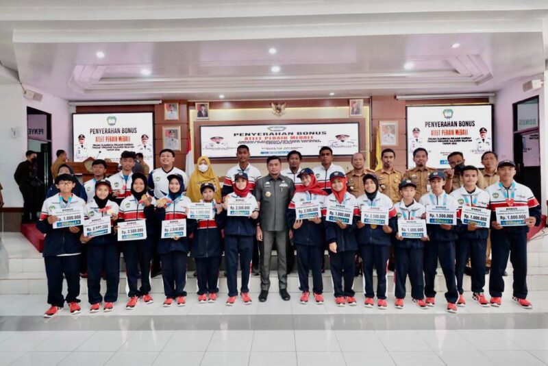 Bupati Gowa, Adnan Purichta Ichsan, Memberikan Bonus Kepada Atlet dan Pelatih Asal Gowa, Dalam Gelaran Pekan Olahraga Pelajar Daerah (POPDA) 2022, Senin 4 Juli 2022.