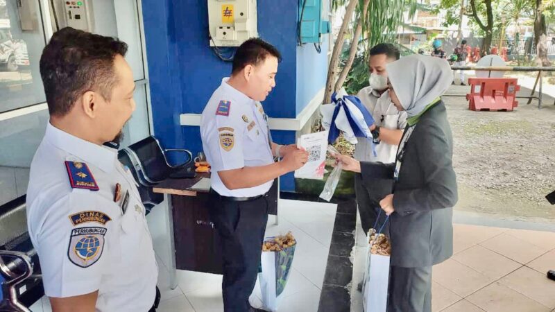 Kepala Dinas Perhubungan Kota Makassar, Iman Hud, S.IP, M.Si didampingi oleh UPTD PKB Dishub Kota Makassar, Asis Sila, Senin 4 Juli 2022.