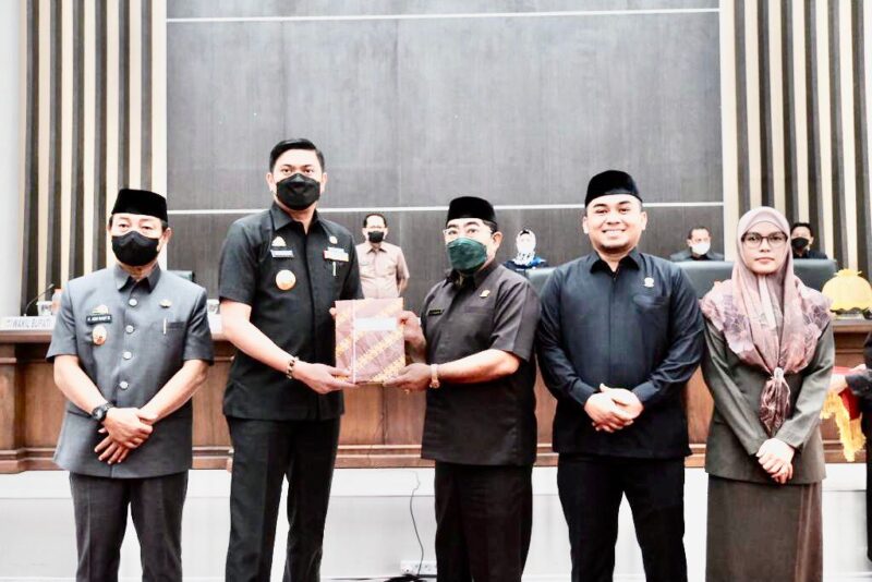 Dewan Perwakilan Rakyat Daerah (DPRD) Kabupaten Gowa, Menyetujui Rancangan Peraturan Daerah (Ranperda) Tentang Pelaksanaan Anggaran Pendapatan dan Belanja Daerah (APBD) TA 2021, yang disaksikan Bupati Gowa, Adnan Purichta Ichsan, Jum'at 8 Juli 2022.