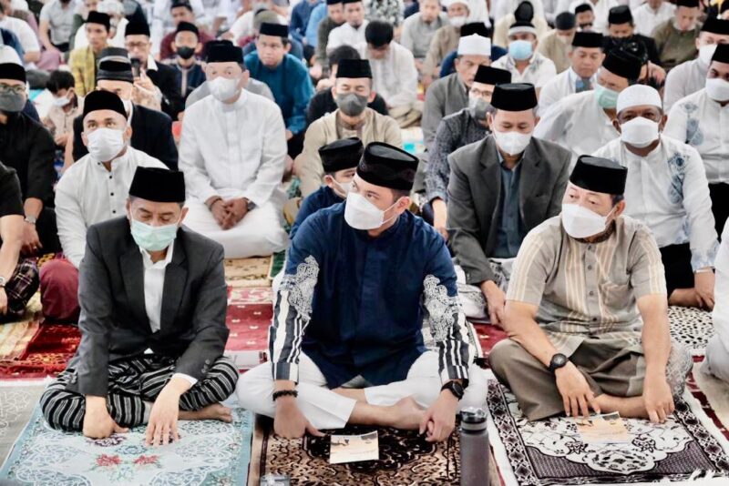 Bupati Gowa, Adnan Purichta Ichsan, Melaksanakan Shalat Idul Adha, di Masjid Agung Syekh Yusuf, Minggu 10 Juli 2022.