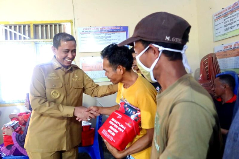 Bupati Wajo H. Amran Mahmud menyerahkan bantuan kepada korban banjir Pitumpanua-Keera
