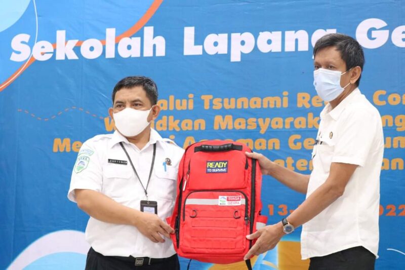 Sekda Pinrang secara simbolik menerima perlengkapan dari Stasiun Geofisika Gowa