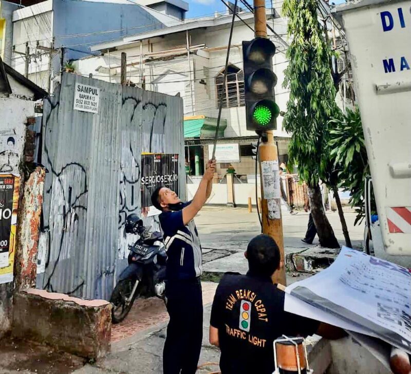 Dinas Perhubungan (Dishub) Kota Makassar, Melakukan Pemantauan Traffic Light dan Penertiban Spanduk Liar, di Beberapa Ruas Jalan di Kota Makassar, Rabu 20 Juli 2022.