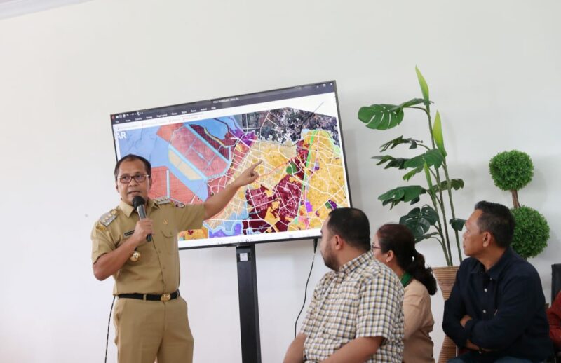 Wali Kota Makassar, Ir. Moh. Ramdhan Pomanto, Saat Melakukan Konferensi Pers Bersama dengan Ketua DPRD Makassar, Rudiyanto Lallo, Mengatakan Pemerintah Kota Makassar Mendukung Penuh Proyek Nasional Kereta Api.