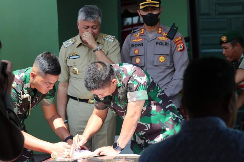 Pangdam XIV Hasanuddin di dampingi Bupati Pinrang dan Kapolres Pinrang menanda tangani prasasti peresmian Pos Ramil Lanrisang