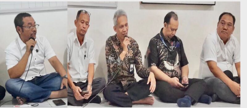 Pimpinan Bank Sulselbar Sengkang  Basri Tappa (tiga dari kanan) berdialog dengan Pedagan pasar siwa terang  pengguna  pembayaran mengunakan aplikasi Qris.