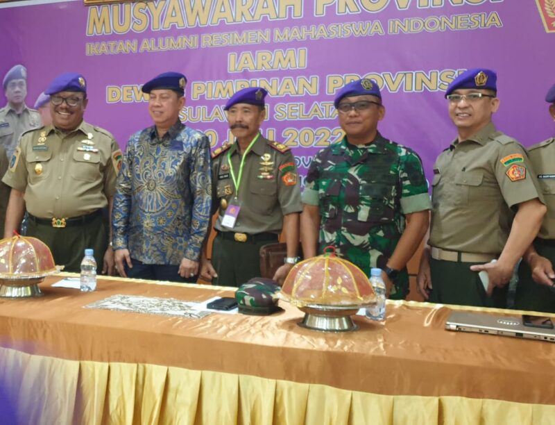 Ketua DPP IARMI Sulsel H.Bahar Ngitung (kiri) bersama Irdam XIV Hasanuddin, Brigjen TNI Dwi Endro Sasongko (kedua kanan) pada pembukaan Musprov IARMI Sulsel. (Manaf)