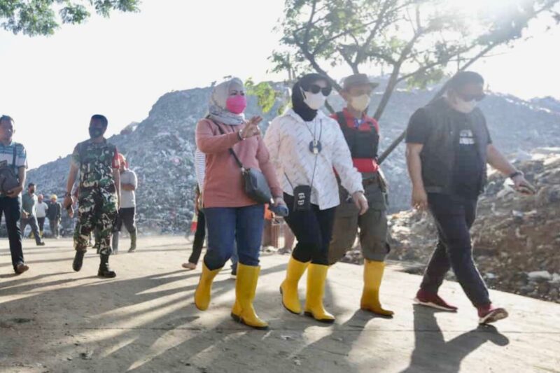 Wakil Wali Kota Makassar, Fatmawati Rusdi, Didampingi Kepala Dinas Lingkungan Hidup, Aryati Puspa Abadi dan Camat Manggala, Andi Fadly, Meninjau Lokasi Tempat Pembuangan Akhir (TPA), Sabtu 30 Juli 2022.