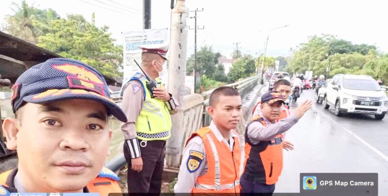 Dinas Perhubungan (Dishub) Kota Makassar, Melakukan Pantauan Rekayasa Lalu Lintas , di Jembatan Barombong, Senin 1 Agustus 2022.