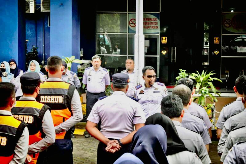 Kepala Dinas Perhubungan Kota Makassar, Iman Hud, S.IP, M.Si, Memimpin Apel Pagi Dishub Kota Makassar, Senin 1 Agustus 2022.