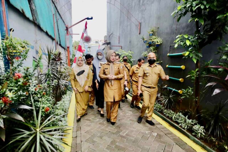 Wakil Wali Kota Makassar, Fatmawati Rusdi, didampingi Lurah Mandala Hasfirama, Menyisir Lorong Wisata (Longwis) Onta Lama, Senin 1 Agustus 2022.