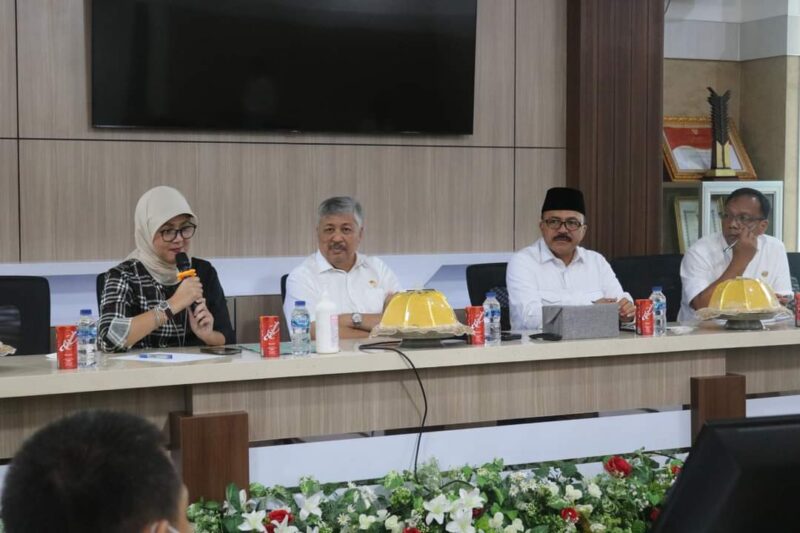 Direktur Bisnis Perum Bulog Febby Novita memberikan sambutan didampingi Bupati Pinrang dan Pimpinan wilayah perum Bulog Sulselbar